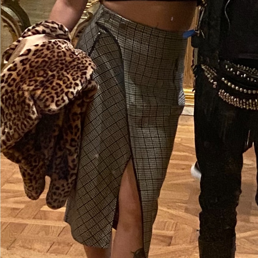 High waisted form-fitting grey skirt